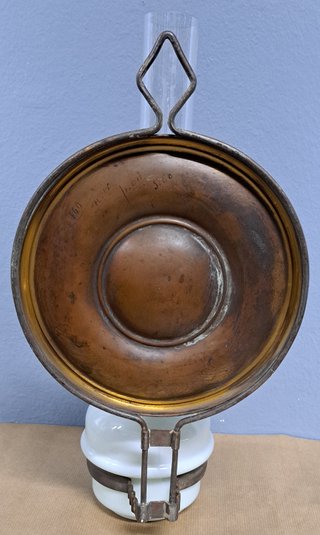Lámpara de pared antigua con pantalla de latón y d