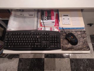 Escritorio blanco con estanterías en Petrer