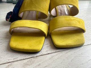 Sandalias Uterqüe amarillas talla 41