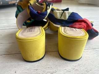 Sandalias Uterqüe amarillas talla 41