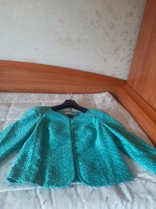 Traje verde brocado con falda