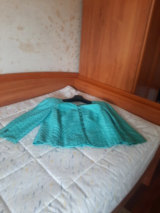 Traje verde brocado con falda