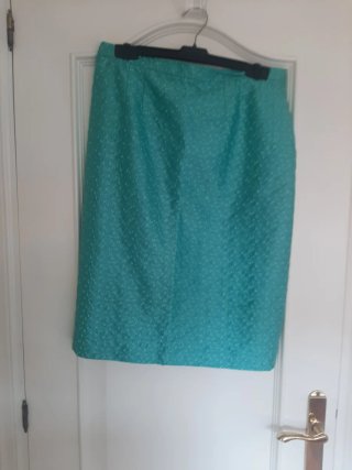 Traje verde brocado con falda