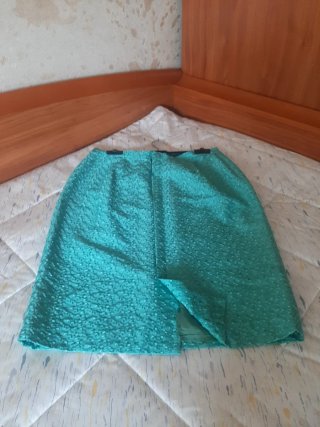 Traje verde brocado con falda