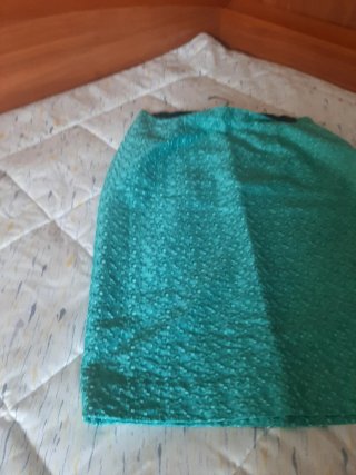 Traje verde brocado con falda