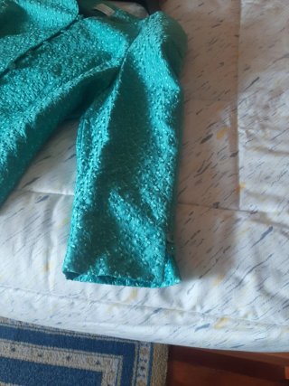 Traje verde brocado con falda