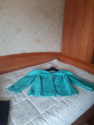 Traje verde brocado con falda