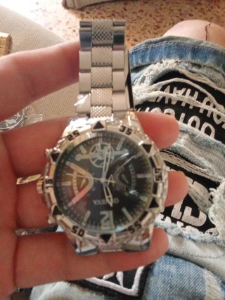 Reloj de pulsera dorado y negro