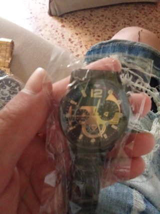 Reloj de pulsera dorado y negro