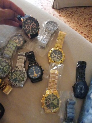Reloj de pulsera dorado y negro