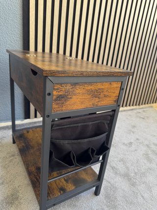 Mesa auxiliar con enchufe y almacenaje