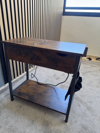Mesa auxiliar con enchufe y almacenaje
