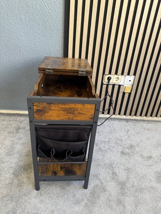 Mesa auxiliar con enchufe y almacenaje