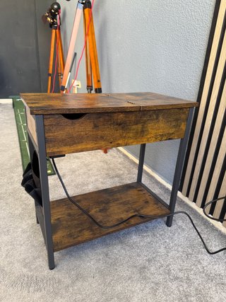 Mesa auxiliar con enchufe y almacenaje