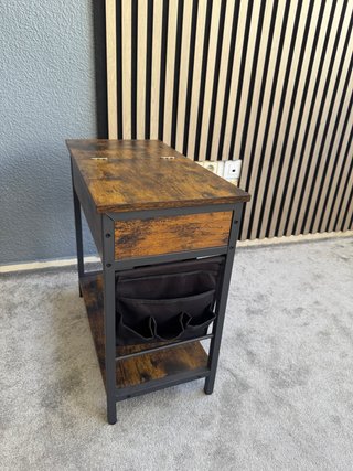 Mesa auxiliar con enchufe y almacenaje
