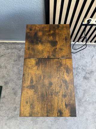 Mesa auxiliar con enchufe y almacenaje