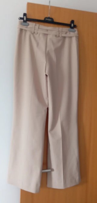 Pantalón vestir de beige.