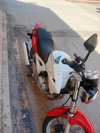Honda 250 Naked Roja y Blanca 56.000 km. Año 2005.