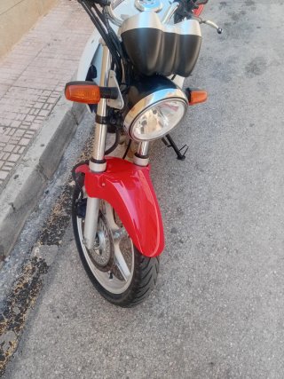 Honda 250 Naked Roja y Blanca 56.000 km. Año 2005.