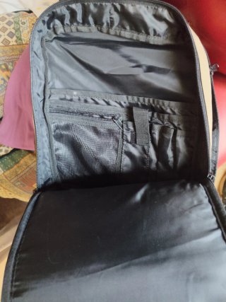 Mochila Beige y Negra Estilo Militar