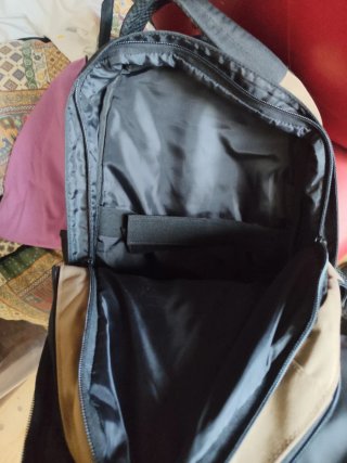 Mochila Beige y Negra Estilo Militar
