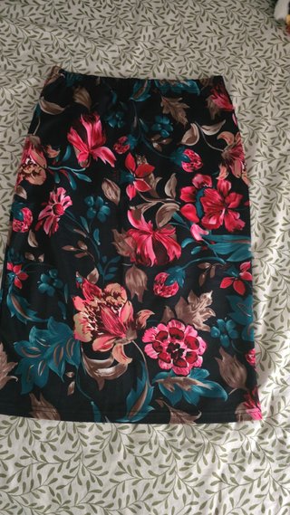 Falda floral negra con rosas rosas
