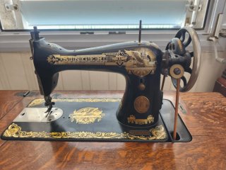 Máquina de coser Singer de época. Plegable