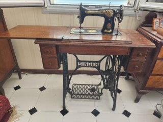 Máquina de coser Singer de época. Plegable
