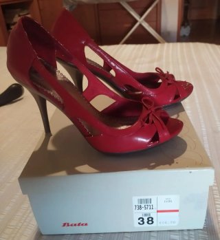 Zapatos de tacón rojos Bata