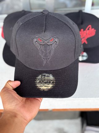 Gorra New Era Negra con Serpiente Roja