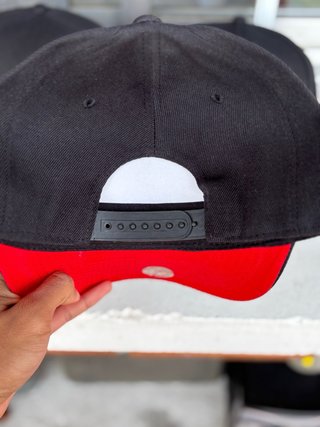 Gorra New Era Negra con Serpiente Roja