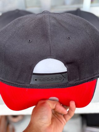 Gorra New Era Negra con Serpiente Roja