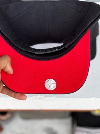 Gorra New Era Negra con Serpiente Roja