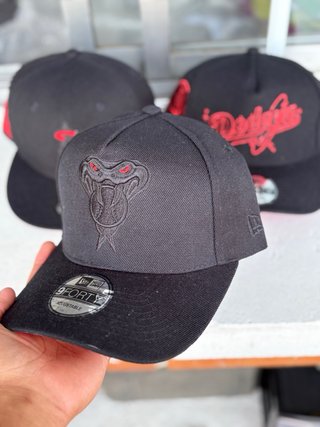 Gorra New Era Negra con Serpiente Roja