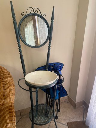 Lavabo antiguo de cerámica y metal