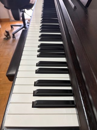 Piano Kawai Marrón con Banqueta