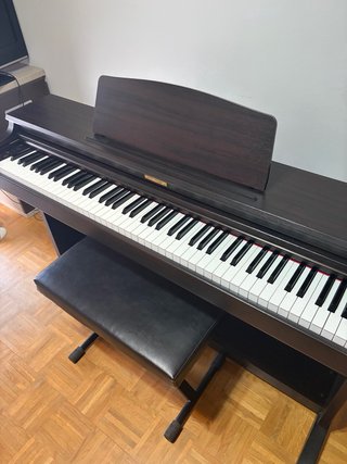 Piano Kawai Marrón con Banqueta