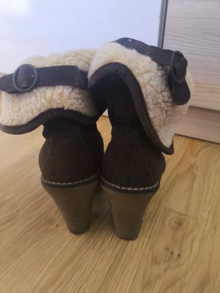 Botines marrones forrados y botines negros