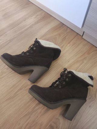 Botines marrones forrados y botines negros