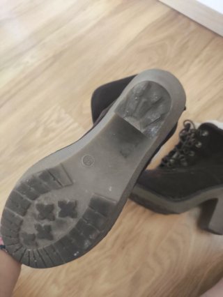 Botines marrones forrados y botines negros
