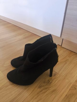 Botines marrones forrados y botines negros