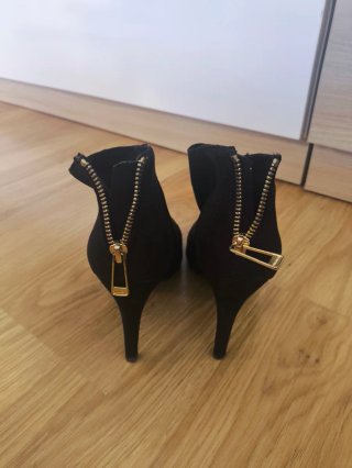 Botines marrones forrados y botines negros