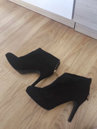 Botines marrones forrados y botines negros