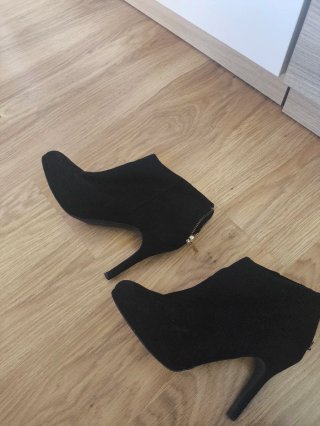 Botines marrones forrados y botines negros