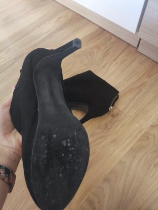 Botines marrones forrados y botines negros
