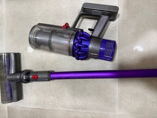 Aspirapolvere Dyson Cyclone V10 con difetto nel pulsante