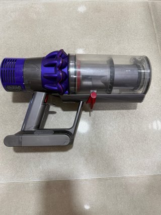 Aspirapolvere Dyson Cyclone V10 con difetto nel pulsante