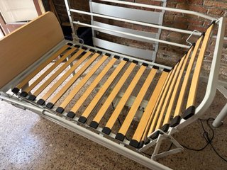 Cama articulada motorizada clínica con somier