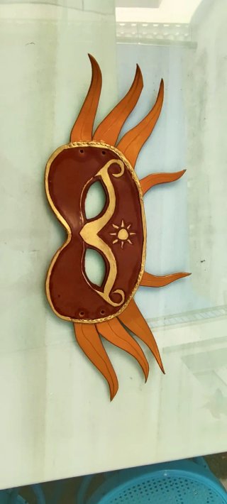 Máscara de cuero repujado Sol