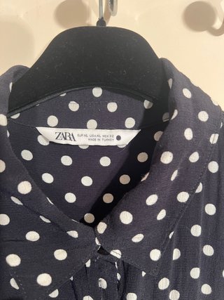 Vestido preto com bolas brancas
